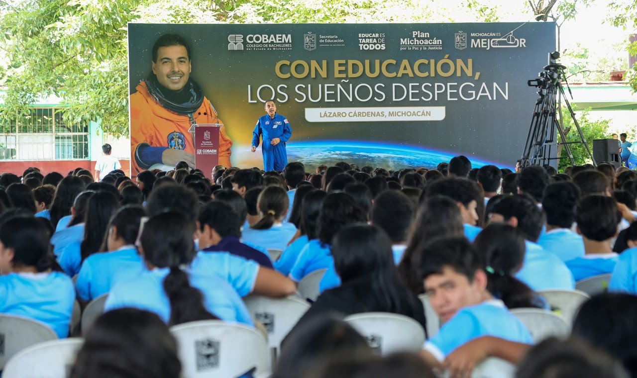 Inspira el astronauta José Hernández a estudiantes de Lázaro Cárdenas y Apatzingán