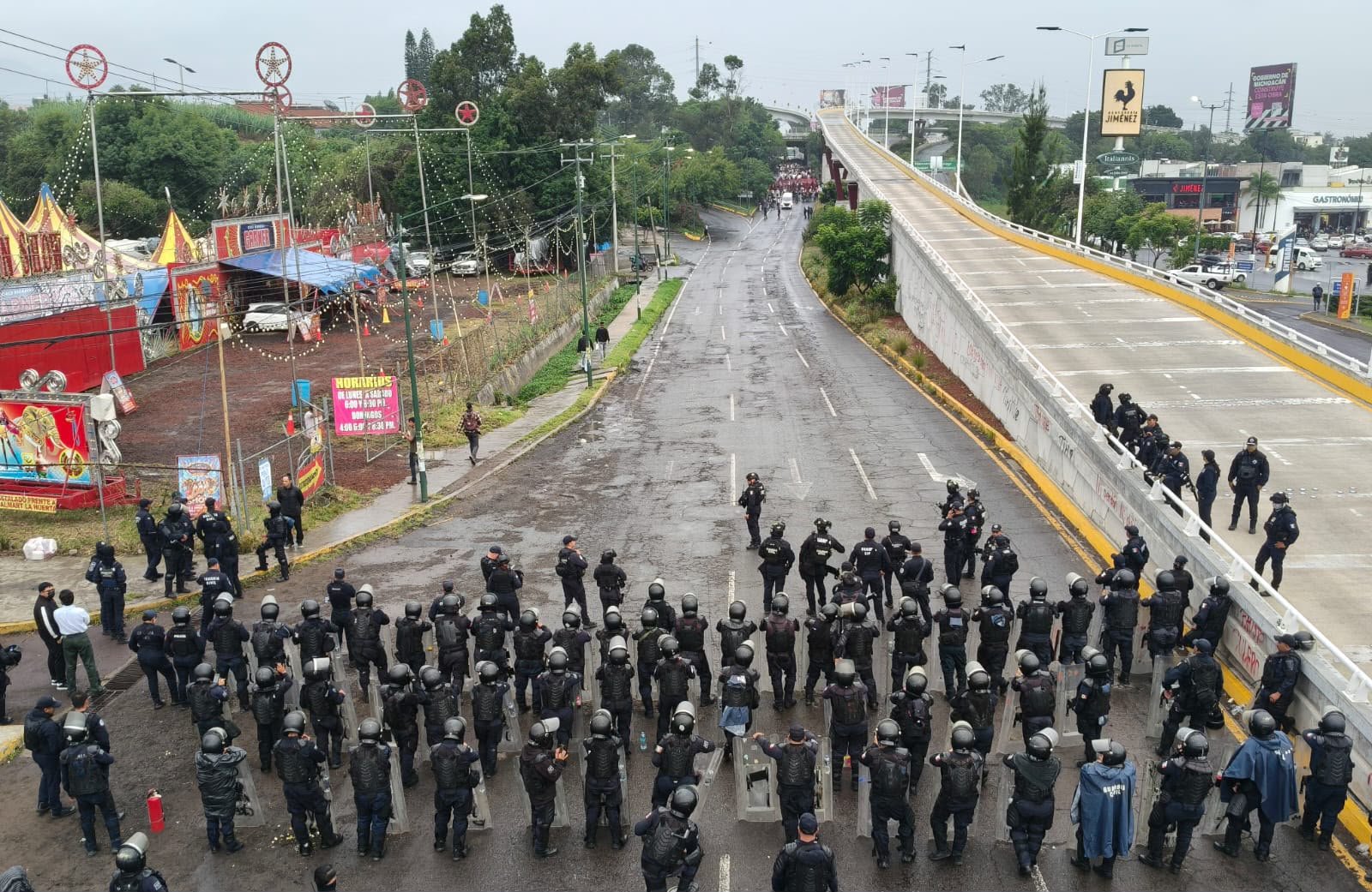 Se disuelve marcha normalista en Morelia tras agresión con cohetón que provocó quemaduras de segundo grado a una agente de la Guardia Civil Se disuelve marcha normalista en Morelia tras agresión con cohetón que provocó quemaduras de segundo grado a una agente de la Guardia Civil