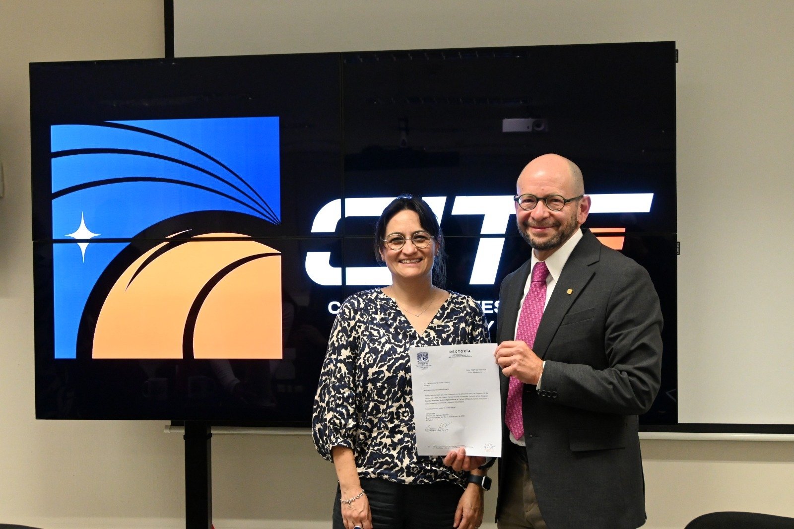 Autoridades universitarias nombran al primer director del Centro de Investigaciones de la Tierra y el Espacio