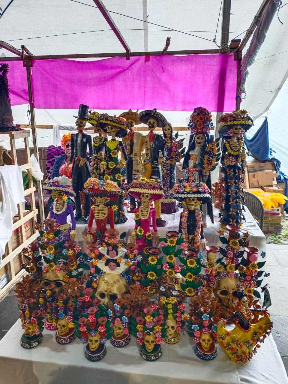 Pátzcuaro reúne la riqueza artesanal de Michoacán en tradicional tianguis de Noche de Muertos