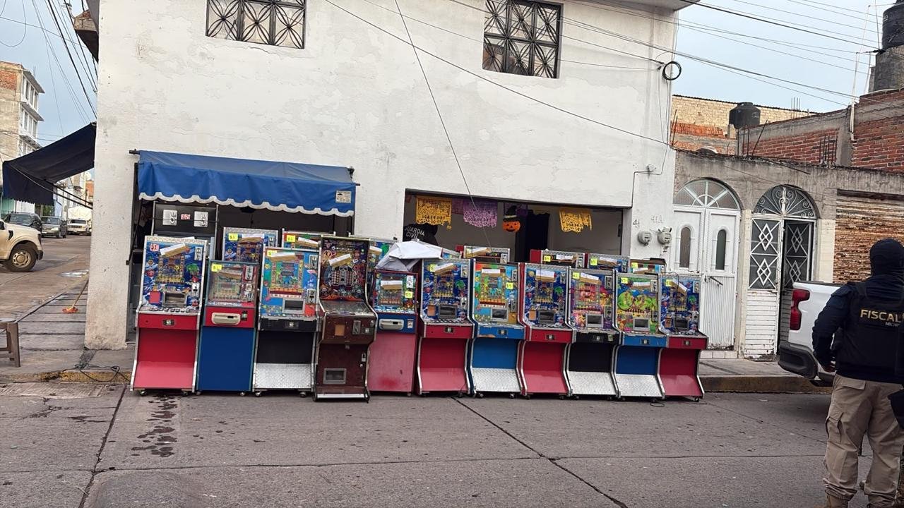 FGE asegura 97 máquinas tragamonedas y dosis de droga tras seis cateos en La Piedad