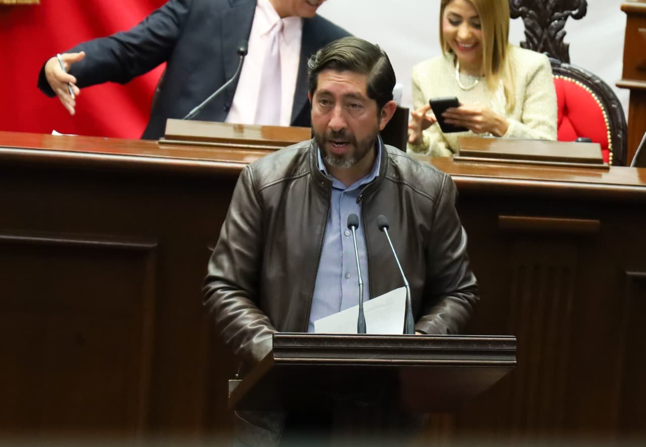 Abraham Espinoza presenta iniciativa para prohibir que niñas y niños viajen sin protección en motocicletas Abraham Espinoza presenta iniciativa para prohibir que niñas y niños viajen sin protección en motocicletas