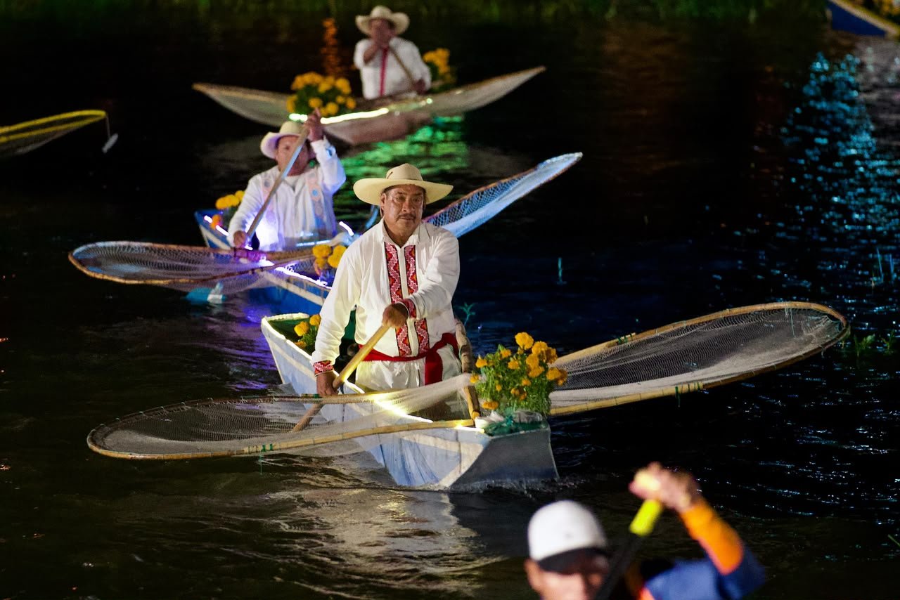Canales iluminados y ofrendas flotantes en Urandén; última oportunidad de vivir “El camino de las ánimas”