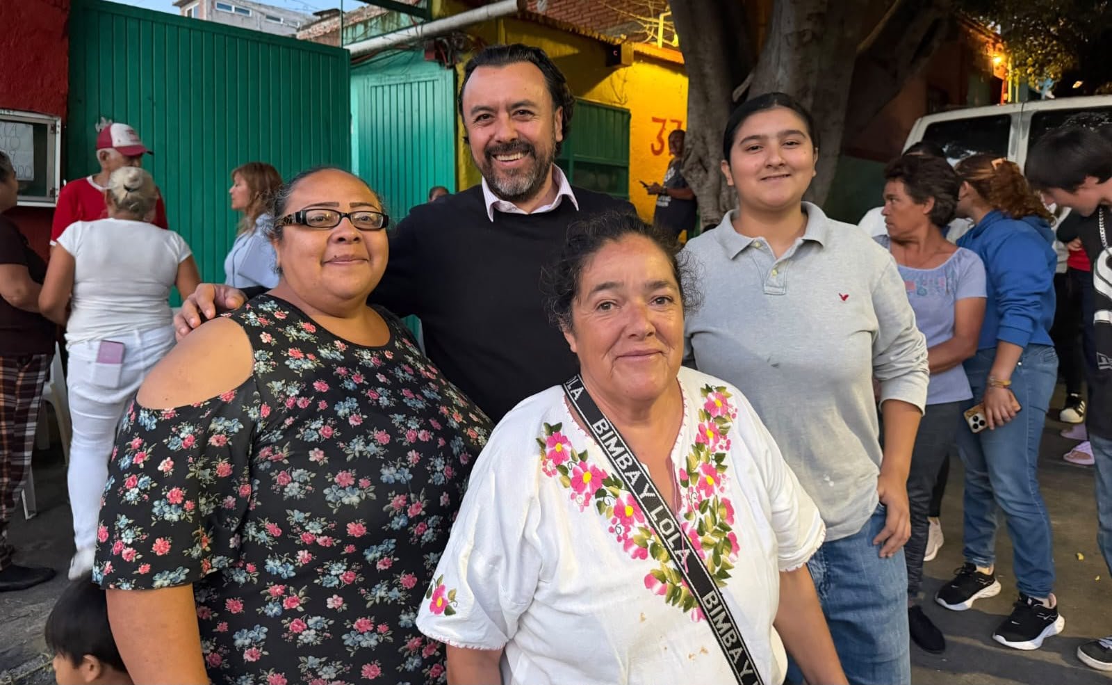 Gilberto Morelos escucha demandas de vecinos de la colonia Independencia